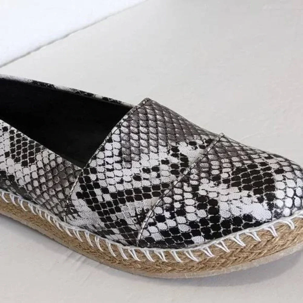 Secrets Shoes Women's Black White Snake Print Slip On Espadrille Flats  9 NEW